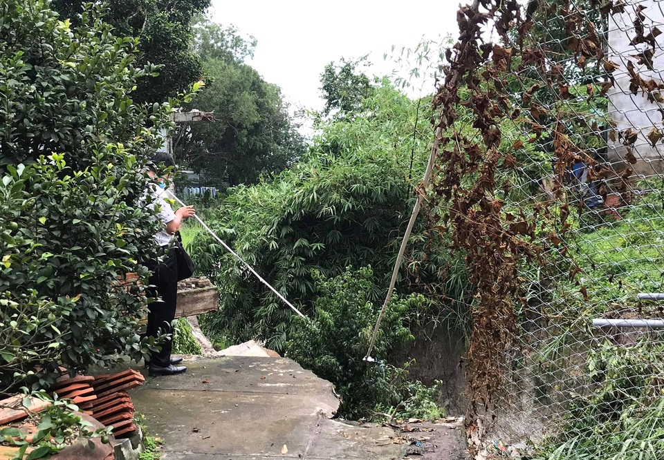 Sạt lở nghiêm trọng, hàng loạt nhà dân nguy cơ bị kéo sập xuống suối - 3 Sạt lở nghiêm trọng, hàng loạt nhà dân nguy cơ bị kéo sập xuống suối - 3