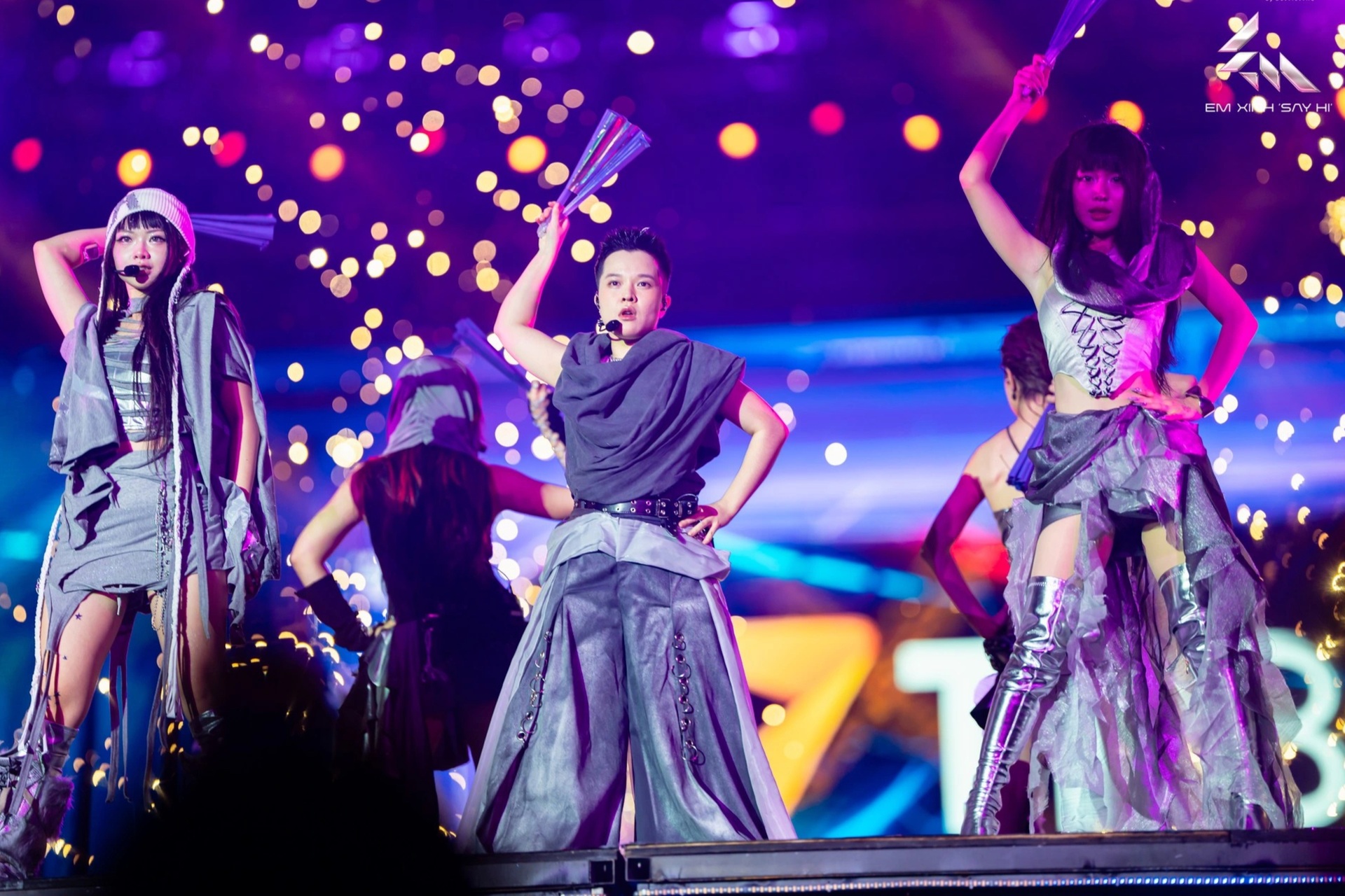 Đêm nhạc Em xinh: Bích Phương xấu hổ đỏ mặt, Negav không xuất hiện - 1