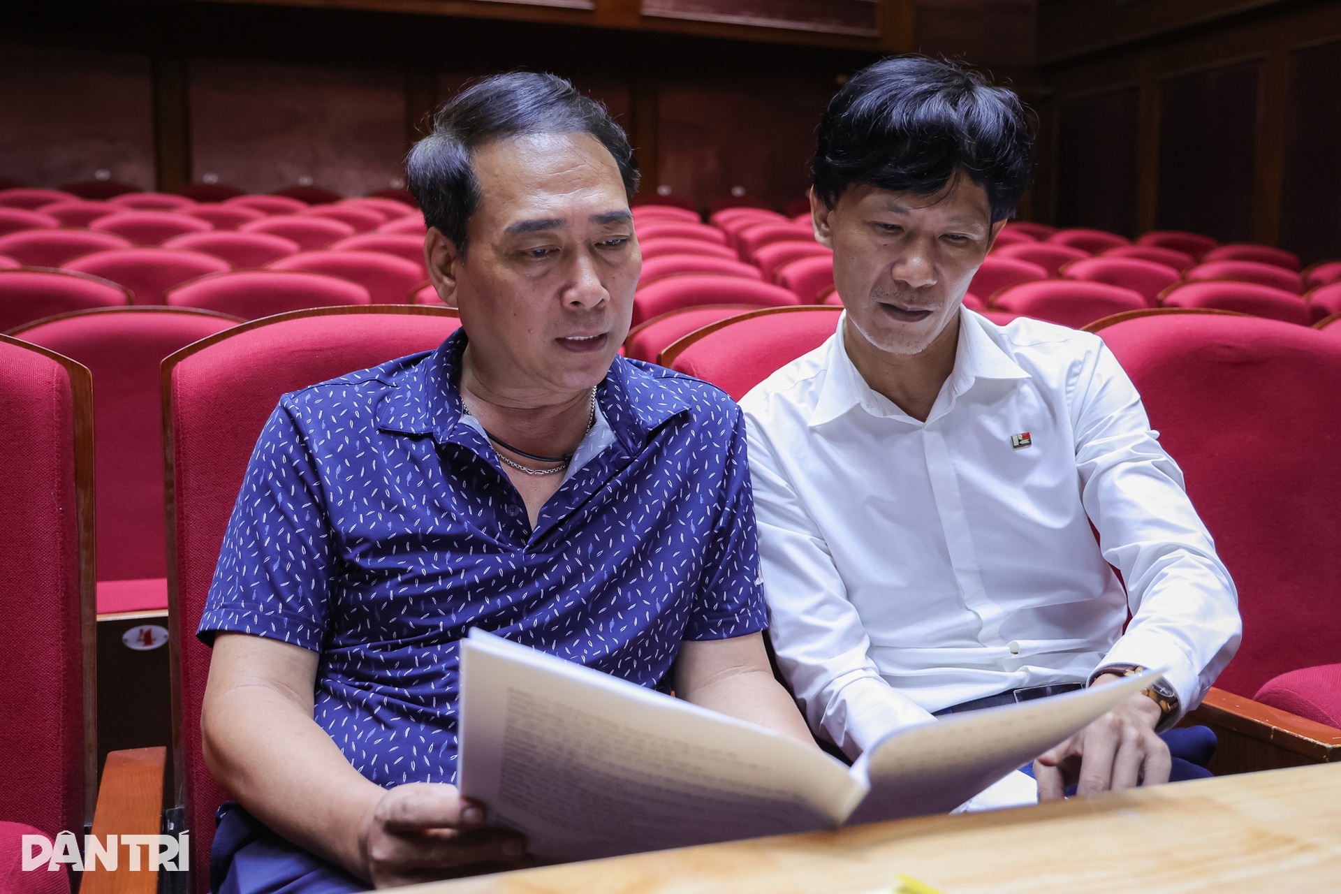 Hậu trường hóa trang đặc biệt của nghệ sĩ gần hai thập kỷ đóng Bác Hồ - 2 Hậu trường hóa trang đặc biệt của nghệ sĩ gần hai thập kỷ đóng Bác Hồ - 2