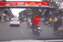 Thanh niên đi bộ sang đường ẩu gây họa cho hai người đi xe máy