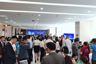 Charmington Iris tiếp tục “cháy hàng” ngày đầu ra mắt