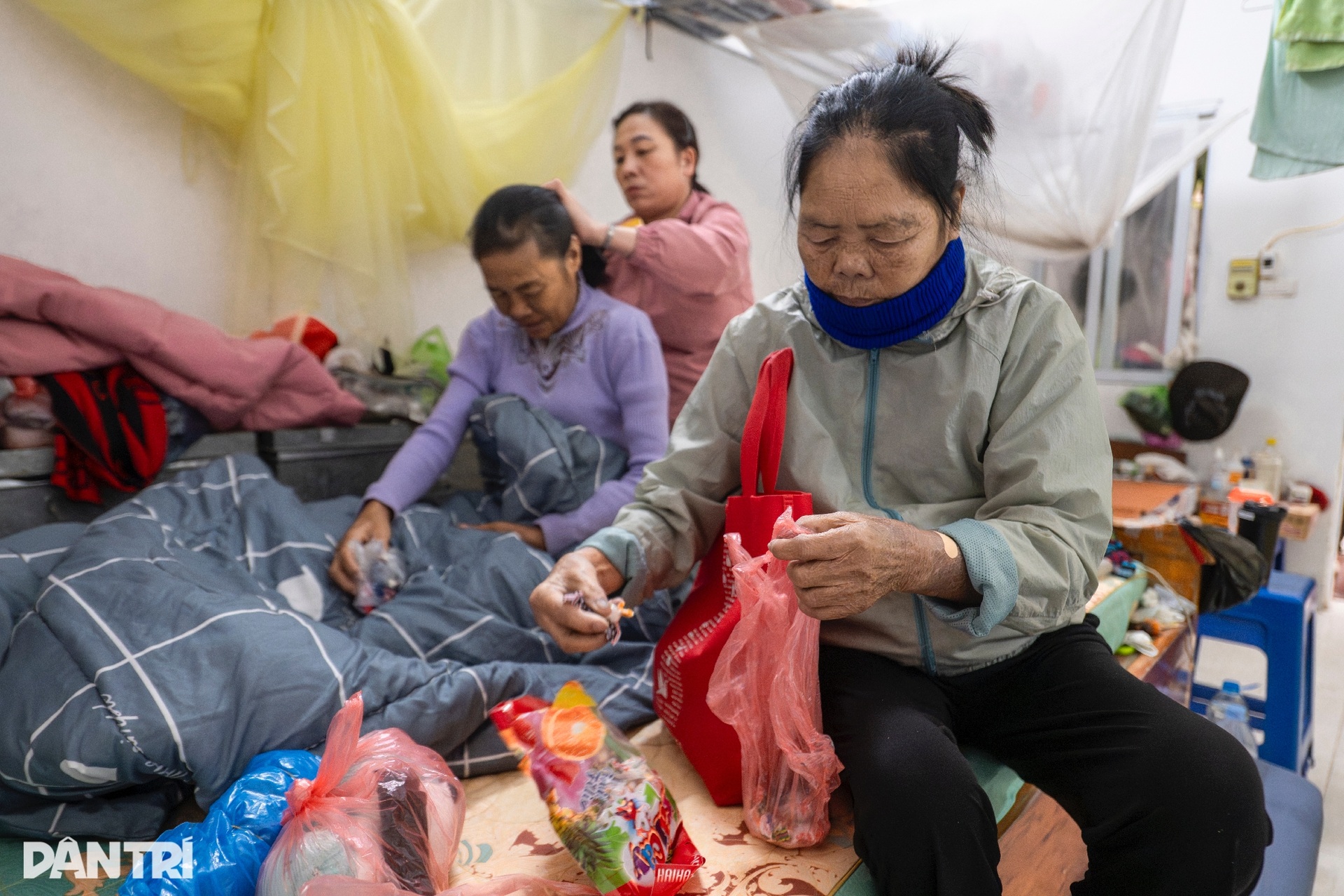 ជីវិតមនុស្សតស៊ូនឹងភាពត្រជាក់នីមួយៗក្នុងតំបន់លាងឈាមទីក្រុងហាណូយ - ១០ Những phận người chật vật theo từng đợt rét tại xóm chạy thận Hà Nội - 10