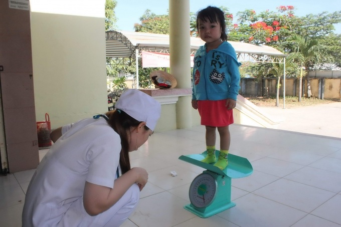 Cha mẹ phải có trách nhiệm trong việc theo dõi, xem xét cân nặng của con để phòng tránh béo phì. Ảnh minh họa: Anh Huy.