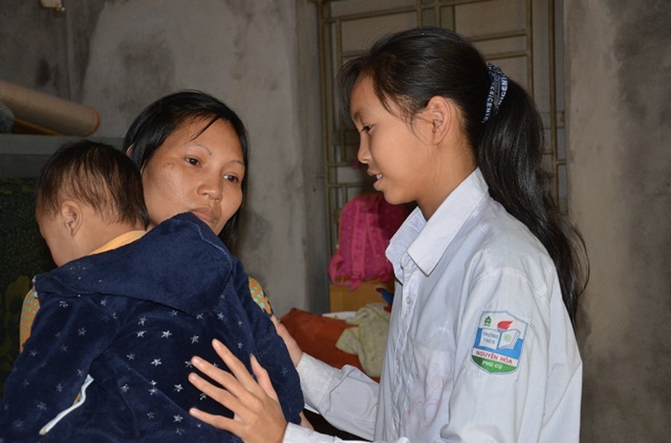 Bà mẹ đơn thân ôm con trai không có hậu môn sống cơ cực trong đói nghèo |  Báo Dân trí
