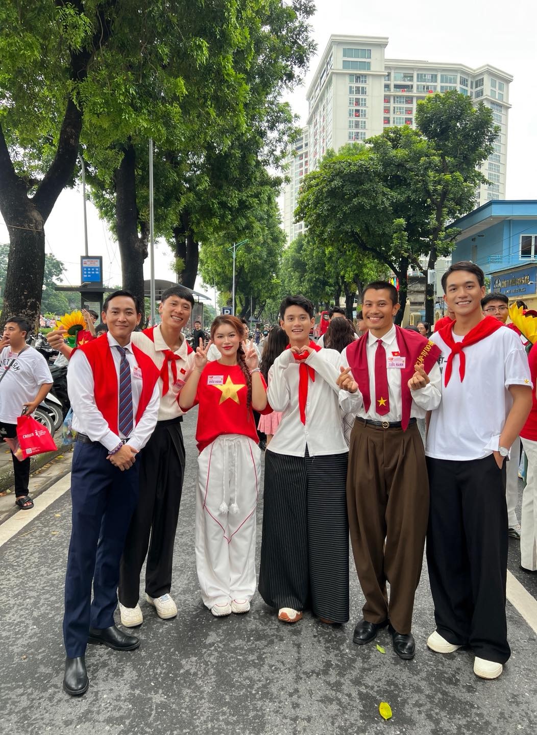 Dàn diễn viên Mưa đỏ xuất hiện tại Sơ duyệt, khán giả reo hò gọi tên - 4
