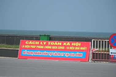 Biển Sầm Sơn vắng tanh vì công điện không đón khách ngoại tỉnh