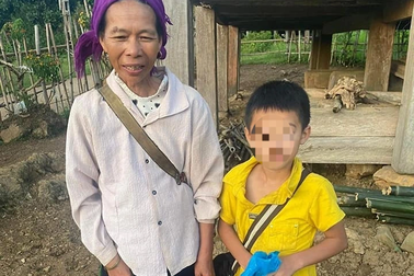 Bé trai 9 tuổi đi tìm mẹ, bị lạc 20km