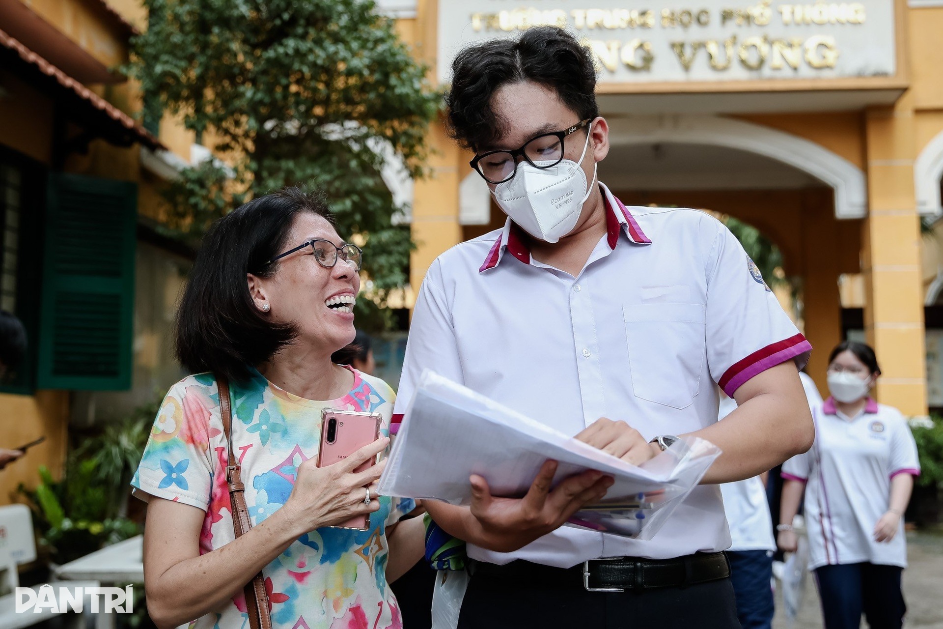 Phụ huynh đứng ngồi không yên trước cánh cửa phòng thi THPT 2023 - 7 Phụ huynh đứng ngồi không yên trước cánh cửa phòng thi THPT 2023 - 7