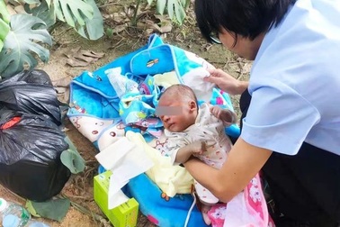 Trung Quốc: Tìm thấy em bé bên vệ đường đang khóc vì bị cả bầy kiến cắn