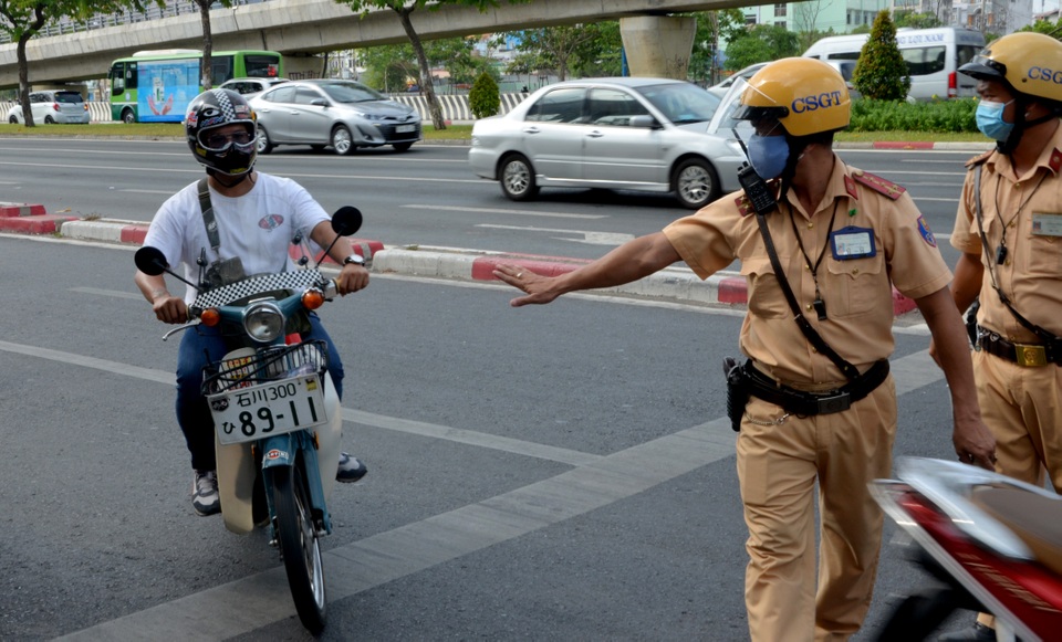 Phạt hàng trăm chủ xe trong ngày đầu ra quân tổng kiểm soát phương tiện - 1 Phạt hàng trăm chủ xe trong ngày đầu ra quân tổng kiểm soát phương tiện - 1