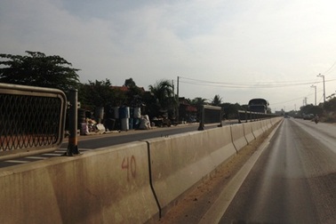 Ngang nhiên tháo dỡ tấm lưới chống lóa, dải phân cách trên quốc lộ 1