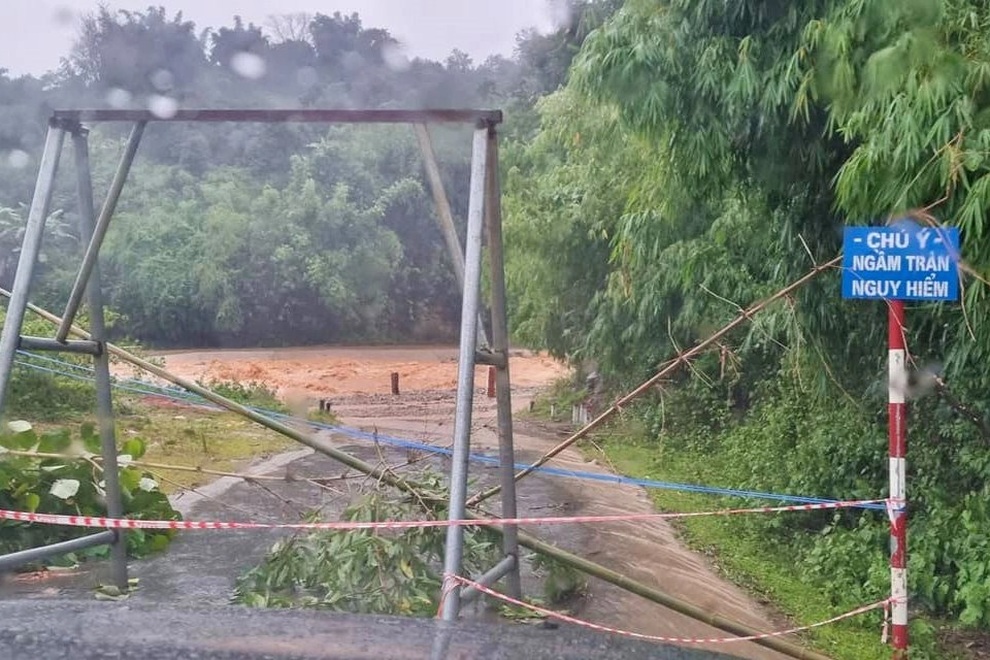 Sạt lở, mưa lũ lớn, Kon Tum sơ tán hàng chục hộ dân - 1