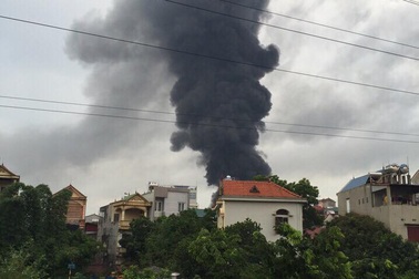 Hà Nội: Chợ Sóc Sơn bốc cháy dữ dội lúc rạng sáng