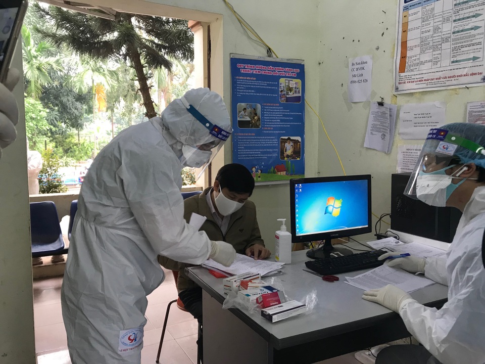 Khám tim mạch cho bệnh nhân đang cần theo dõi ngay tại ổ dịch Hạ Lôi - 1 Khám tim mạch cho bệnh nhân đang cần theo dõi ngay tại ổ dịch Hạ Lôi - 1