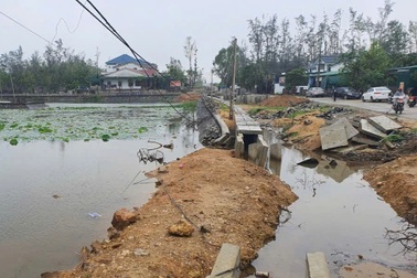 Nam sinh lớp 11 vướng dây điện, tử vong khi đi câu cá