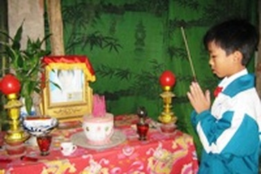 Hai anh em cơ cực vì mẹ mất sớm