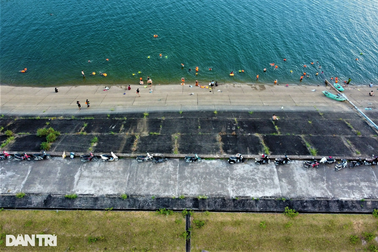 Nắng như "thiêu đốt", người dân giải nhiệt ở hồ chứa 300 triệu m3 nước