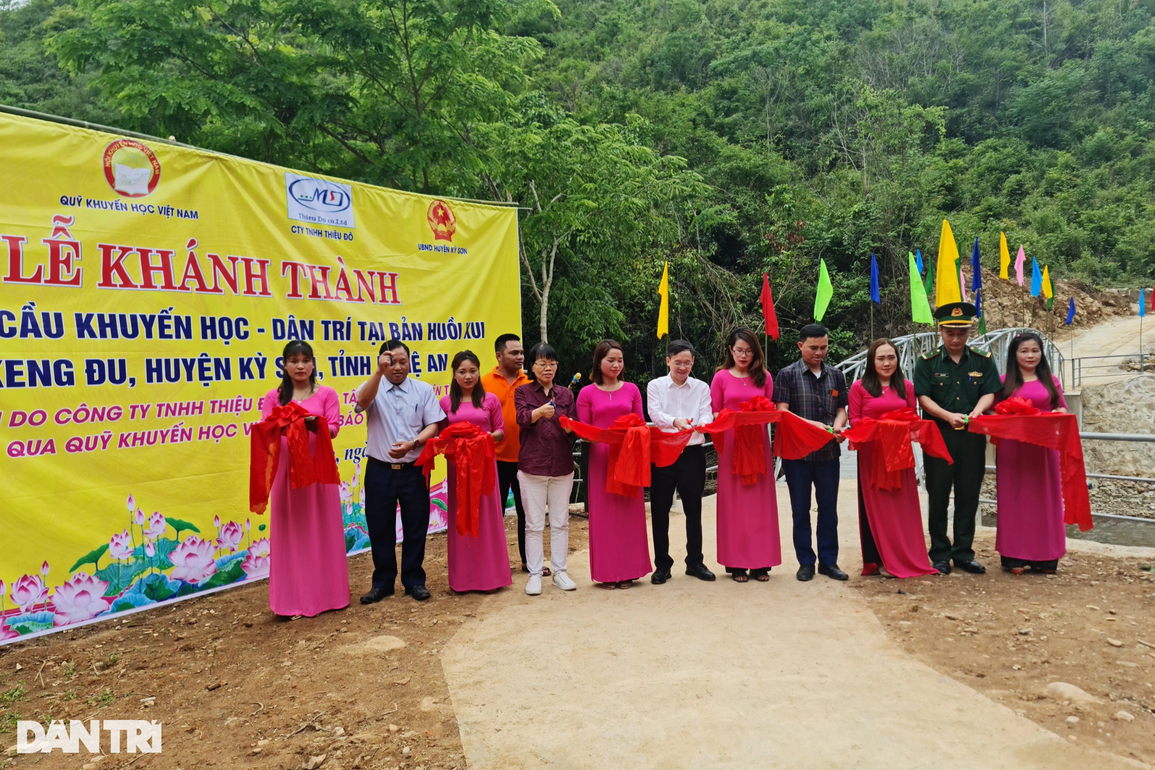 Ngập tràn niềm vui ngày khánh thành cầu Khuyến học và Dân trí nơi biên giới - 7 Ngập tràn niềm vui ngày khánh thành cầu Khuyến học và Dân trí nơi biên giới - 7
