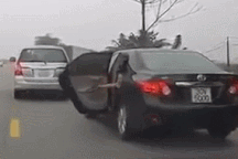 Tình huống trẻ nhỏ ngồi sau, tự mở cửa rồi ngã khỏi xe ô tô đang chạy