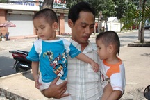 Thương lắm những đôi mắt “leo lét” của hai bé sinh đôi