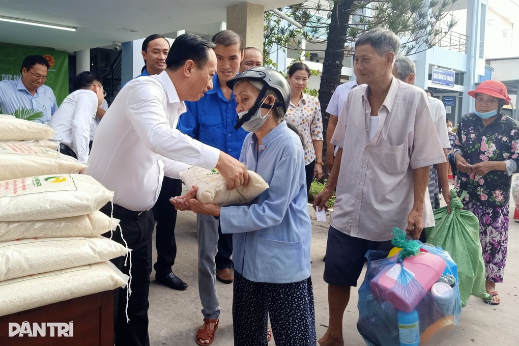 Người dân hồ hởi mang 2kg rác thải nhựa đổi lấy 5kg gạo - 3