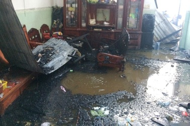 Quán cơm bún bị lửa thiêu rụi nghi do nổ bình gas