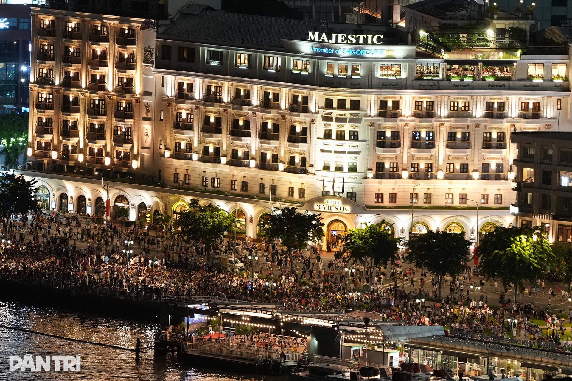 Biển người đổ về trung tâm TPHCM xem pháo hoa - 4 Biển người đổ về trung tâm TPHCM xem pháo hoa - 4