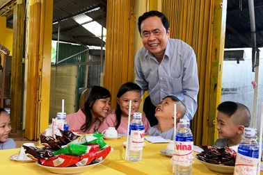 Những đứa trẻ bị bỏ rơi từng gặp Chủ tịch UBMTTQ Việt Nam, giờ đã không còn côi cút