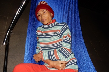 Sức khỏe của chị Thanh đang yếu dần, không thể lấy ven