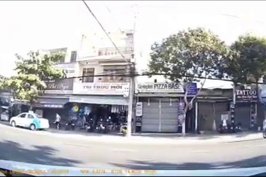 Nam thanh niên đứng trên xe máy phóng như bay