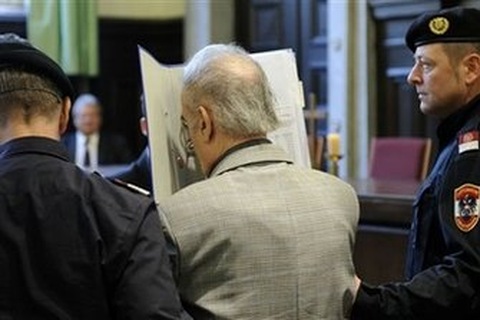 Ông bố người Áo nhận tội hiếp con