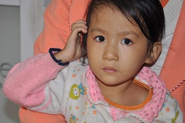 Em bé Khánh Thi đã được phẫu thuật cấy điện cực ốc tai