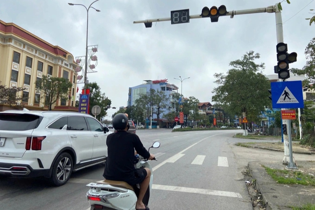 Cụm đèn tín hiệu chỉ có vàng nhấp nháy và đỏ, tài xế không dám đi - 1 Cụm đèn tín hiệu chỉ có vàng nhấp nháy và đỏ, tài xế không dám đi - 1