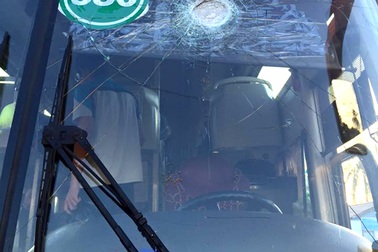 Xe khách bị ném đá, tài xế bị thương, hành khách náo loạn