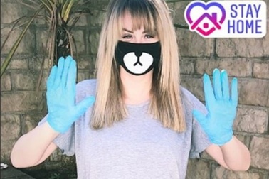 Rhian Sugden giản dị đeo găng tay ra phố