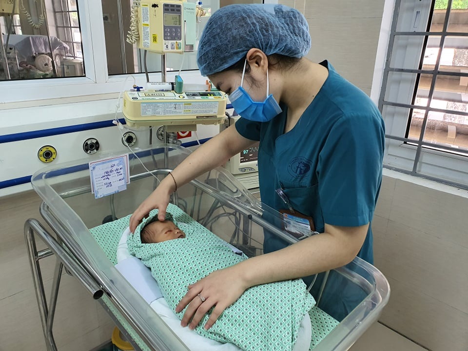 Lo ngại bé sơ sinh bị bỏ rơi giữa trời nắng nóng 40 độ tổn thương mắt, tai - 2