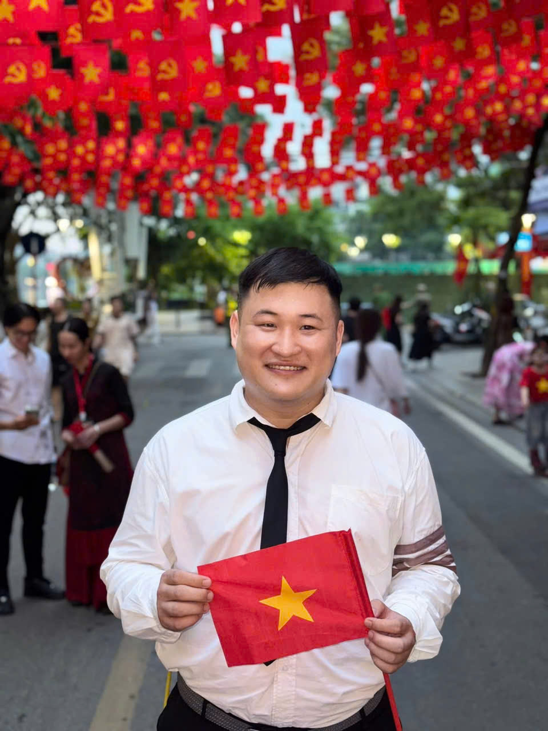 NSND Xuân Bắc đến thăm dàn nghệ sĩ hợp luyện ở Quảng trường Ba Đình - 10 NSND Xuân Bắc đến thăm dàn nghệ sĩ hợp luyện ở Quảng trường Ba Đình - 10