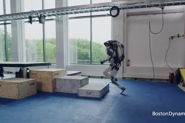 Robot trình diễn kỹ năng chạy parkour khiến nhiều người kinh ngạc