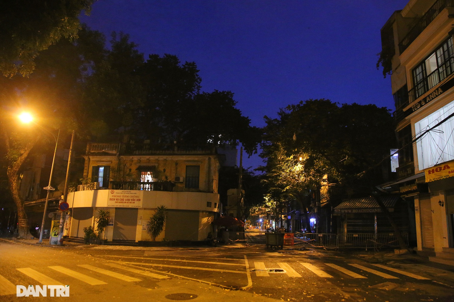 So sánh: Hình ảnh chợ trung thu vắng lặng khác biệt cảnh đông đúc mọi năm - 18