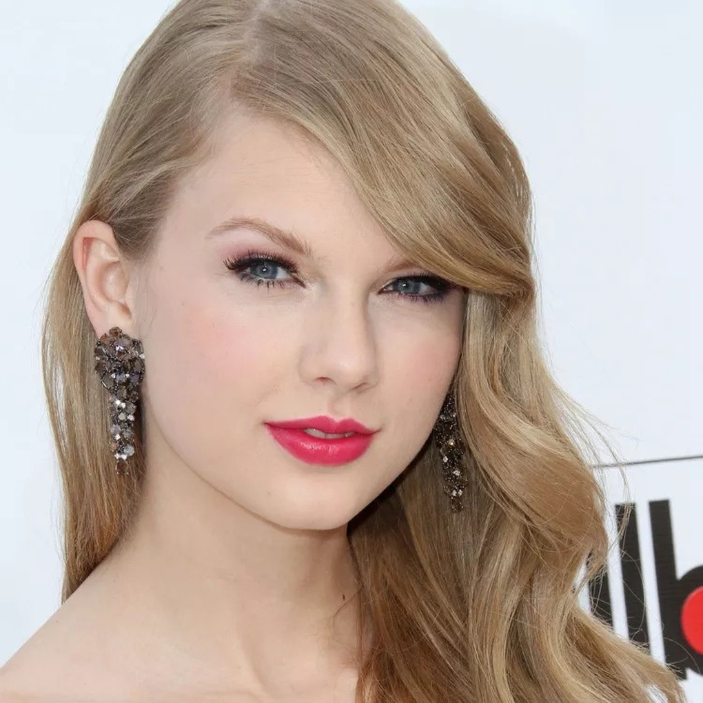 Taylor Swift cân mọi kiểu tóc từ tẩy màu sáng, uốn xoăn đến ép thẳng - 4 Taylor Swift cân mọi kiểu tóc từ tẩy màu sáng, uốn xoăn đến ép thẳng - 4