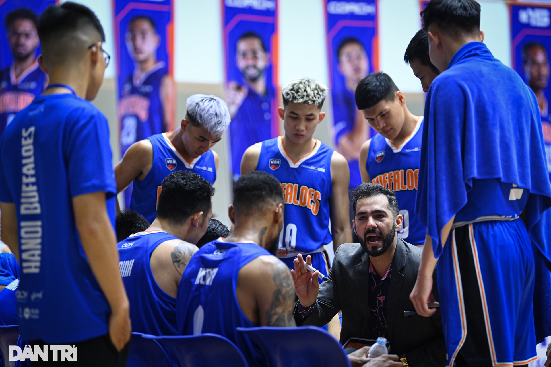 Mãn nhãn với những pha úp rổ đẳng cấp NBA của ngoại binh Hanoi Buffaloes - 12 Mãn nhãn với những pha úp rổ đẳng cấp NBA của ngoại binh Hanoi Buffaloes - 12
