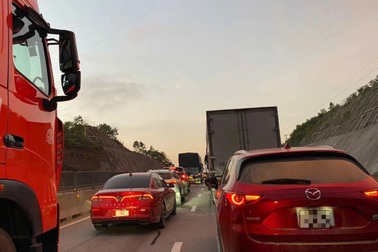 Ùn tắc kéo dài trên cao tốc Nghi Sơn - Diễn Châu