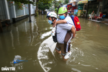 Phụ huynh cõng con tới trường, mặc quần đùi đi làm vì triều cường ở TPHCM