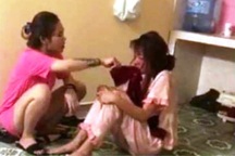 Khởi tố, bắt tạm giam 2 đối tượng trong vụ án cô gái bị đánh đập, lột đồ