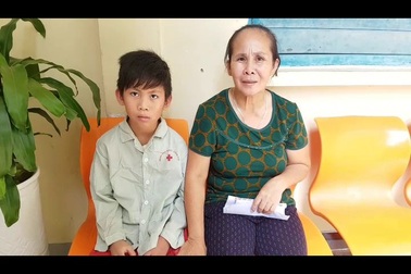 Chị Cao Thị Viễn và con trai Nguyễn Văn Thiện cảm ơn bạn đọc và báo Dân trí