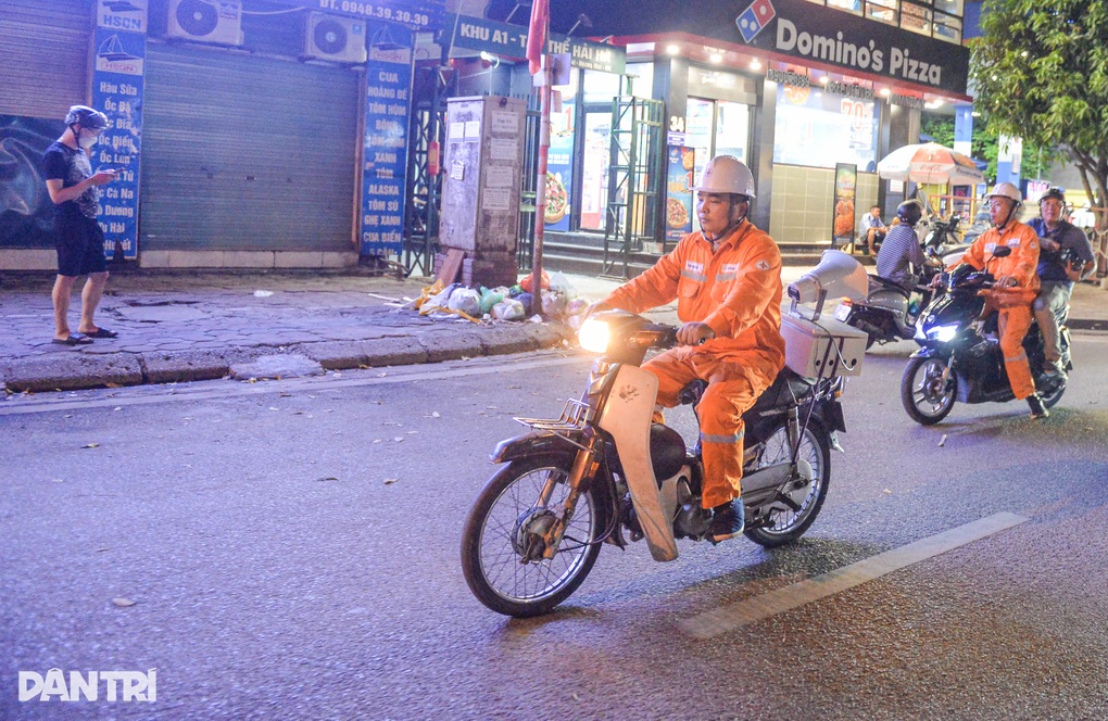 Hà Nội: Nhân viên điện lực phát loa kêu gọi người dân tiết kiệm điện - 3 Hà Nội: Nhân viên điện lực phát loa kêu gọi người dân tiết kiệm điện - 3