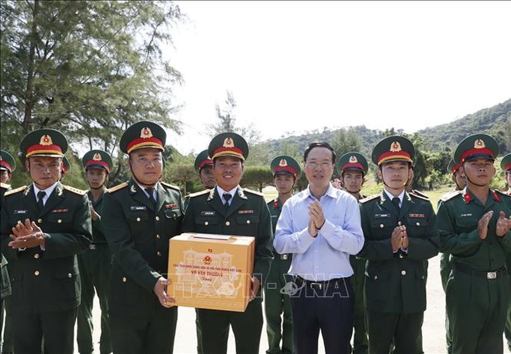 Chủ tịch nước Võ Văn Thưởng thăm quân và dân huyện đảo Cô Tô - 4 Chủ tịch nước Võ Văn Thưởng thăm quân và dân huyện đảo Cô Tô - 4