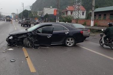 Camry bị đâm nát sườn, tài xế thoát chết hi hữu