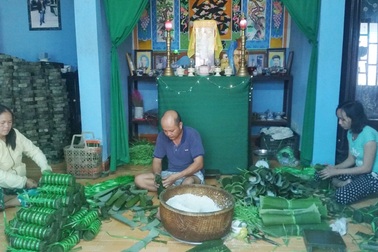 Bánh tét cổ truyền 400 năm làng Chuồn “hút” hàng dịp Tết