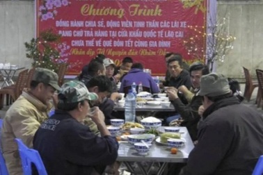 Hơn 200 lái xe chở hàng được mời ăn Tết ở cửa khẩu biên giới Việt - Trung